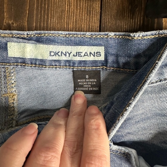 DKNY•SOHO Skinny•SIZE 8•slight distressing•Pre-Loved•good condition (13) - Picture 5 of 11